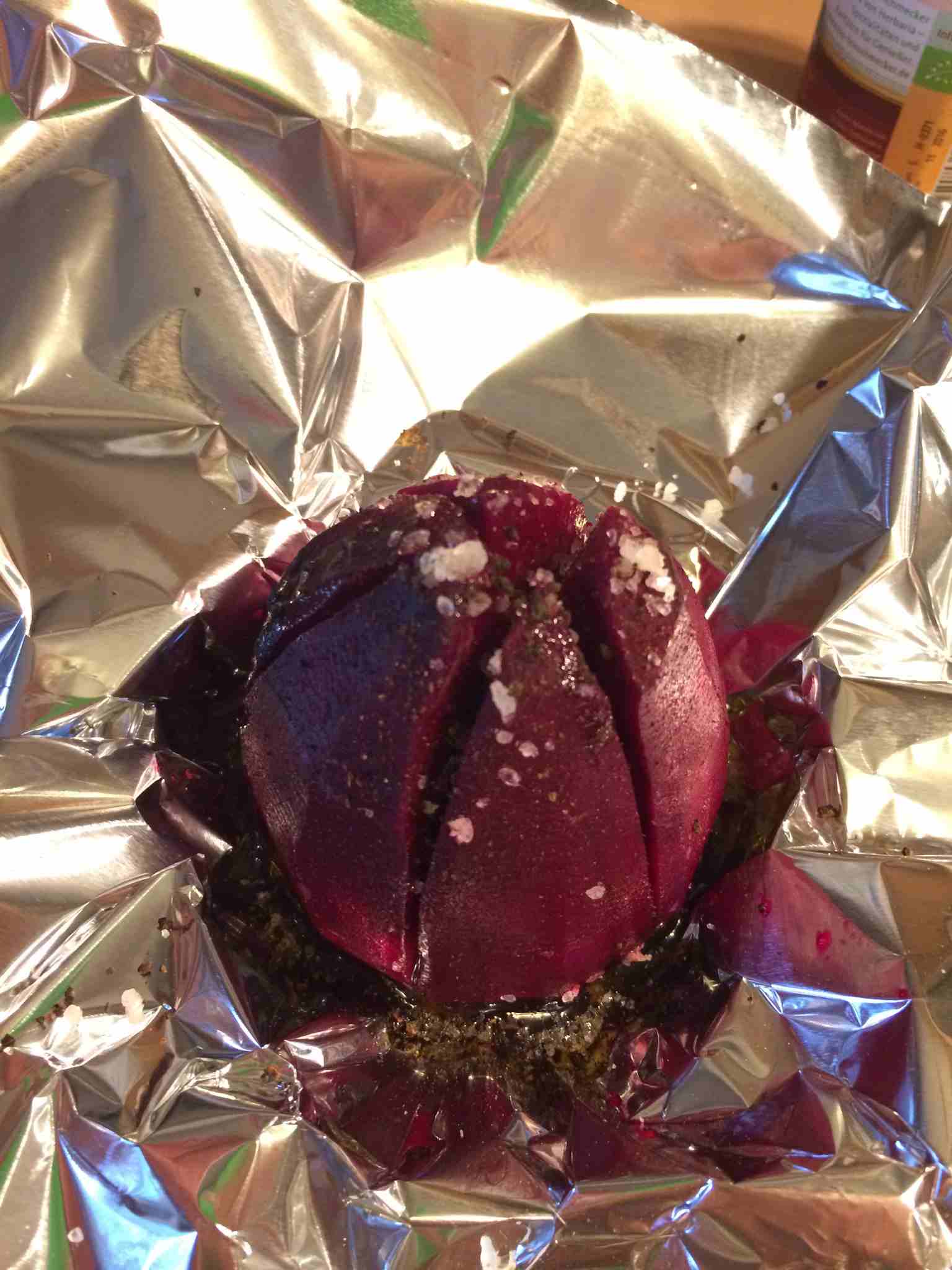 Gesunde Kugeln: gebackene rote Beete und gegrillte Kürbisspalten ...